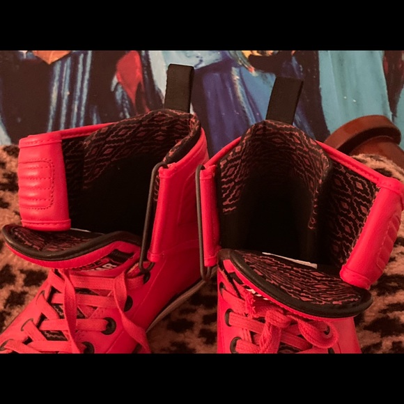 ***Closet Clean Out!*** (Rare) Converse Chuck Taylor Hi-Tops red leather - Picture 3 of 5